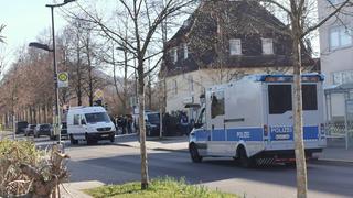 22.03.2023, Baden-Württemberg, Reutlingen: Polizeifahrzeuge stehen in einer Straße. Bei bundesweiten Durchsuchungen im «Reichsbürger»-Milieu ist in Reutlingen ein Beamter eines Spezialeinsatzkommandos durch einen Schuss leicht verletzt worden. Foto: Thomas de Marco/Schwäbisches Tagblatt /dpa +++ dpa-Bildfunk +++