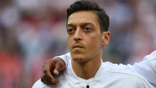ARCHIV - 17.06.2018, Russland, Moskau: Fußball: WM, Vorrunde, Gruppe F, 1. Spieltag: Deutschland - Mexiko im Luschnikistadion. Mesut Özil aus Deutschland vor dem Spiel bei der Nationalhymne. (zu dpa "Özil und die nächste Generation: Deutsch-türkische Streitobjekte") Foto: Federico Gambarini/dpa +++ dpa-Bildfunk +++