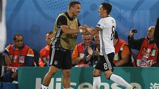 Lukas Podolski und Mesut Özil.