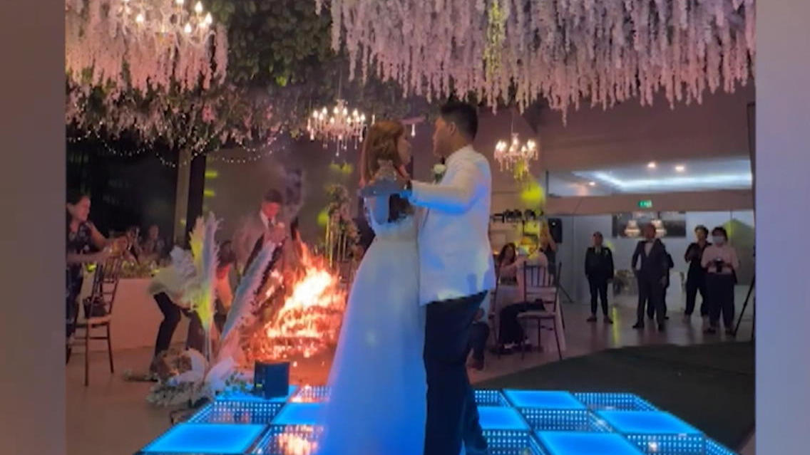 wahrend-hochzeitstanz-blumen-bouquet-fackelt-auf-feier-ab
