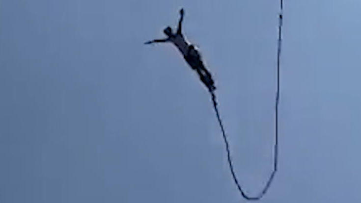 Horror-Unfall: Seil reißt bei Bungee-Sprung - Tourist klatscht