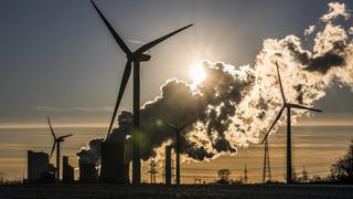 IMAGO Nature: Unsere Erde, Umweltverträgliche Herausforderungen des 21. Jahrhunderts, Co2 Windkrafträder und Kohlekraftwerk, Energiewende, erneuerbare und fossile Energie, Niederaußem, Nordrhein-Westfalen, Deutschland, Europa *** Wind turbines and coal-fired power plant, energy transition, renewable and fossil energy, Niederaussem, North Rhine-Westphalia, Germany, Europe Copyright: imageBROKER/JanxTepass ibxjte06728142.jpg Bitte beachten Sie die gesetzlichen Bestimmungen des deutschen Urheberrechtes hinsichtlich der Namensnennung des Fotografen im direkten Umfeld der Veröffentlichung!
