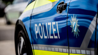 Bamberg, Deutschland 03. Dezember 2022: Themenbilder - Symbolbilder - Polizei Blaulicht - 2022 Ein Einsatzfahrzeug der Polizei, Streifenwagen mit Blaulicht in Bamberg Bayern.