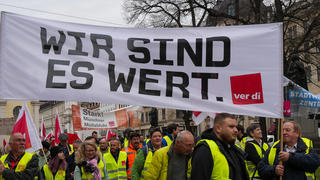 Muenchen GroÃŸstreiktag, Streik der Gewerkschaft Ver.di im oeffentlichen Dienst, Stadt Muenchen, Muenchen 21.03.2023 Zug der Streikenden vom Stachus, ueber den Promenadenplatz zum Marienplatz. Wir sind es wert GroÃŸstreiktag, Streik der Gewerkschaft Ver.di im oeffentlichen Dienst, Stadt Muenchen, Muenchen 21.03.2023 *** Munich Major strike day, strike of the public service union Ver di, city of Munich, Munich 21 03 2023 Procession of strikers from Stachus, v Copyright: xEibner-Pressefoto/JohannxMedveyx EP_JMY