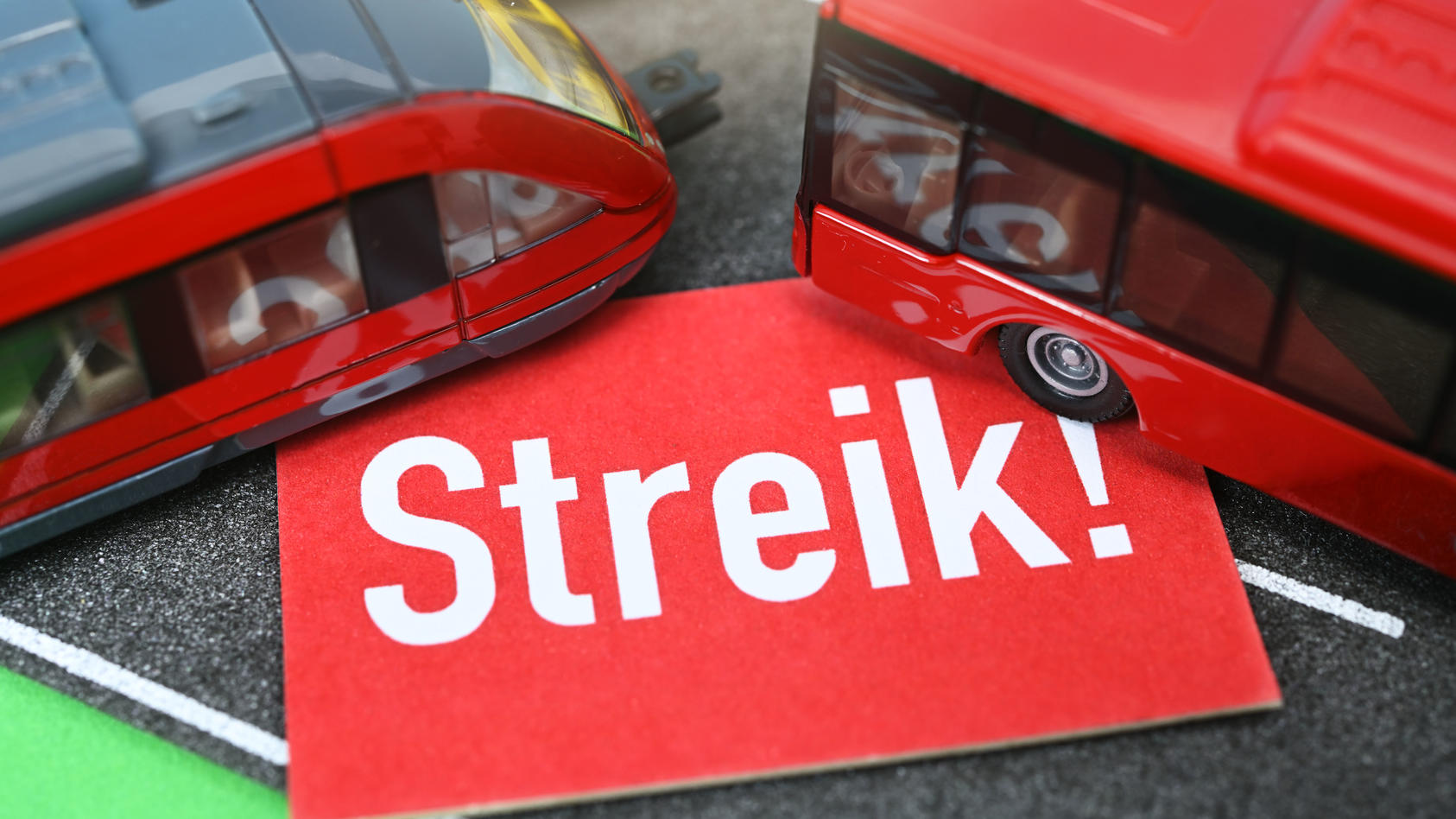 Minitaturen von Bus und Bahn mit einem Streik-Schild, Streik im ÖPNV / action press