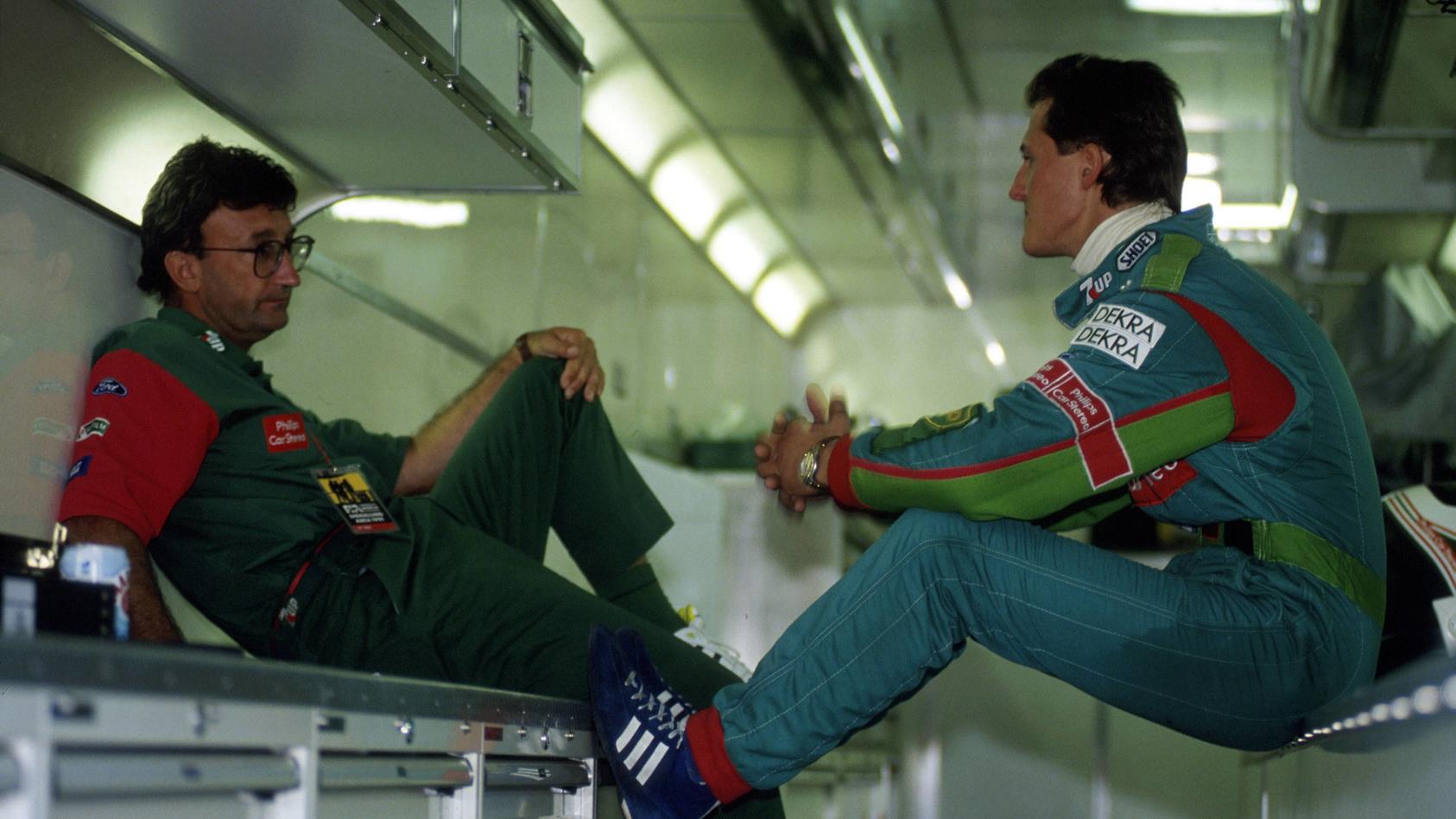 Michael Schumacher (Deutschland, re.) im Gespräch mit Teamchef Eddie Jordan (Irland / beide Jordan Ford)  