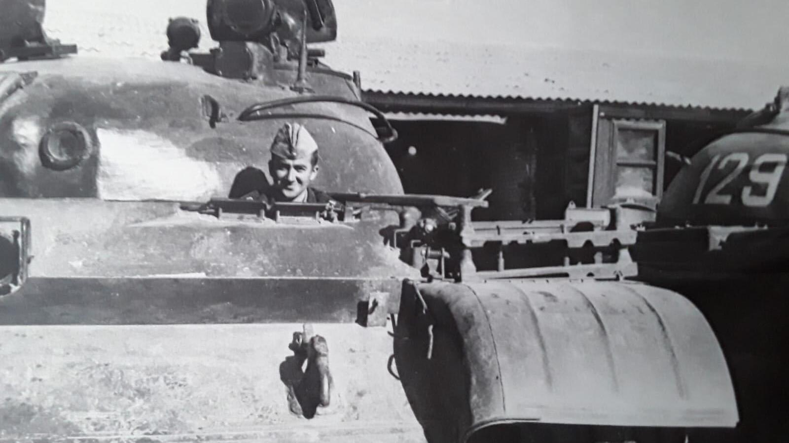 Dmitri Polyakov im etwas neueren Panzermodell T-62 in den frühen 80er-Jahren.