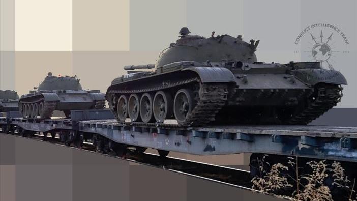 Ein Zug transportiert russische uralt-Panzer vom Typ T-54 und T55 aus der russischen Stadt Arsenjew
