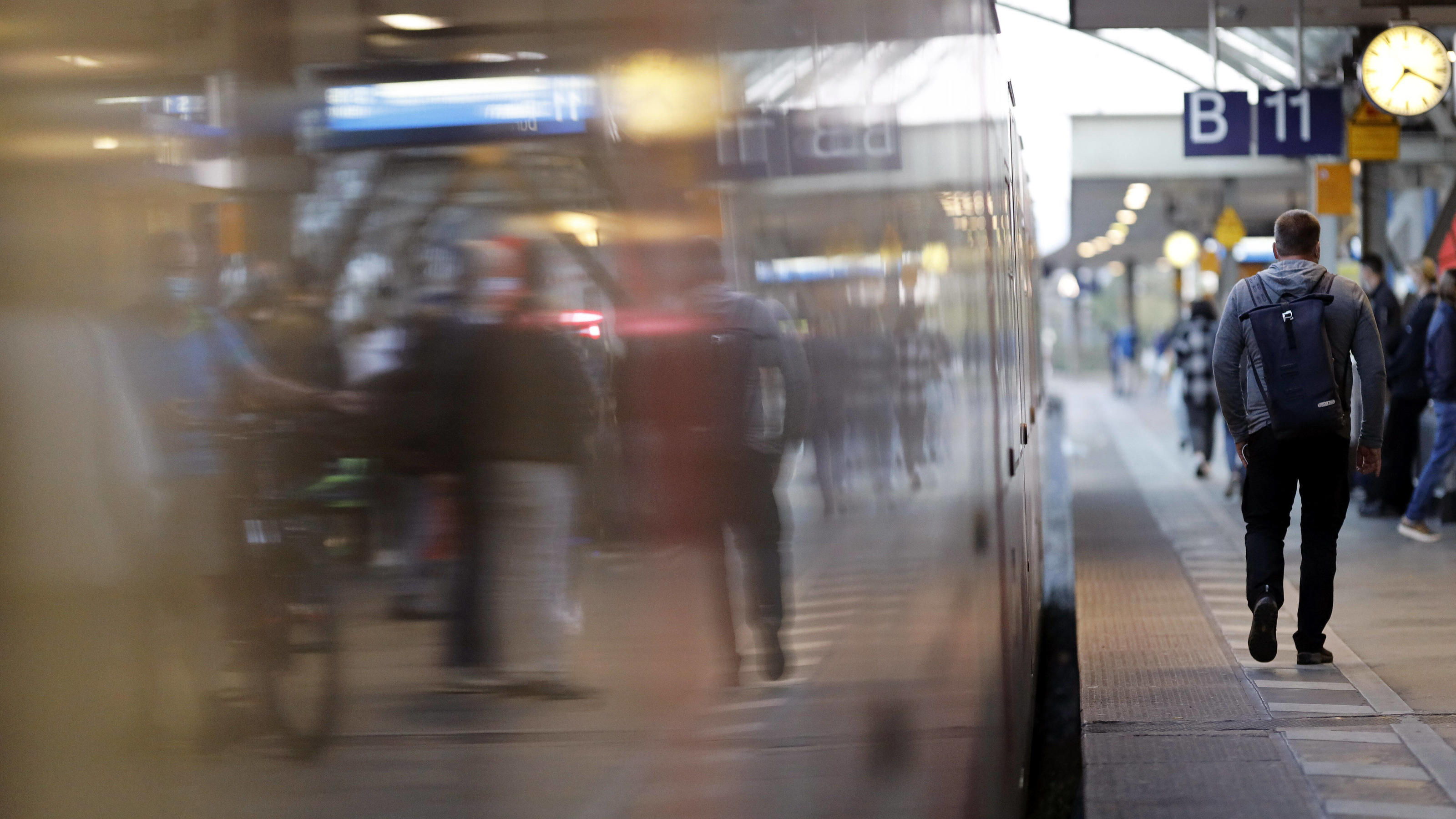 Eine S-Bahn der Deutschen Bahn auf einem Gleis im KÃ¶lner Hauptbahnhof. Die LokfÃ¼hrergewerkschaft GDL scheitert zuletzt mit einer Klage gegen die Tarifeinheit im Konzern. Themenbild, Symbolbild KÃ¶ln, 22.09.2021 *** A Deutsche Bahn S-Bahn train on a