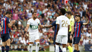Für den FC Elche läuft es nicht. Mittlerweile steht der sechste Trainer an der Seitenlinie - und feiert sein Debut ausgerechnet gegen Spitzenreiter FC Barcelona.