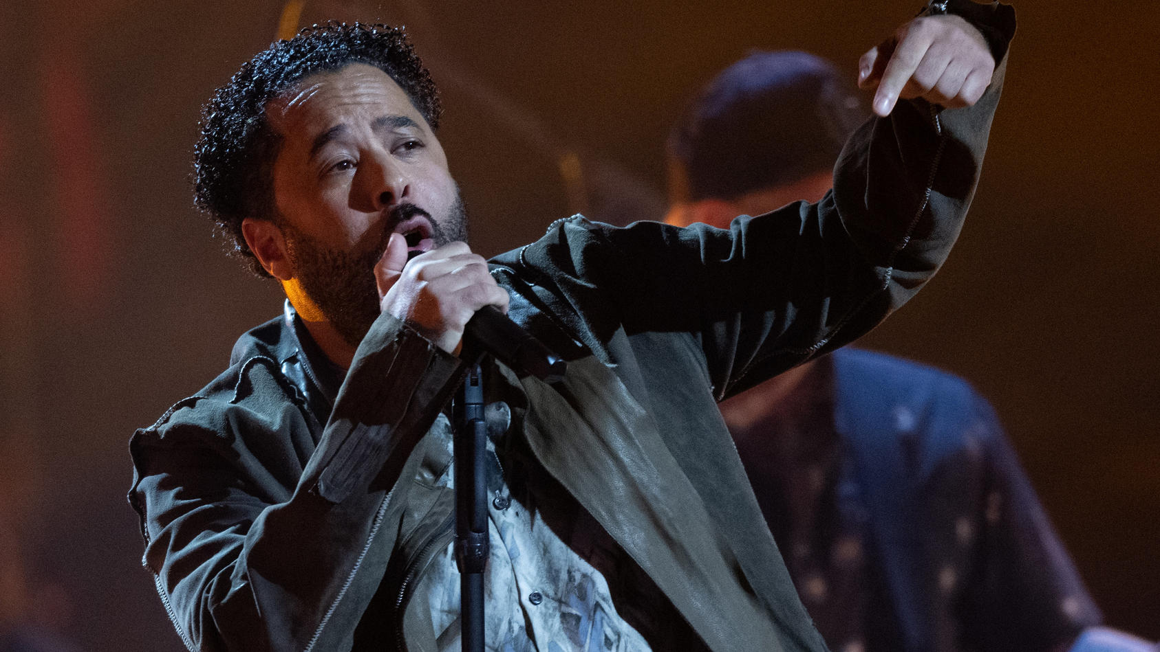 ARCHIV - 07.10.2022, Sachsen, Leipzig: Der deutsche Pop-Musiker Adel Tawil tritt während der Verleihung des Medienpreises «Goldene Henne» auf. (zu dpa: «Adel Tawil: Pandemie war für mich Zeit der Selbstreflexion») Foto: Hendrik Schmidt/dpa +++ dpa-Bi