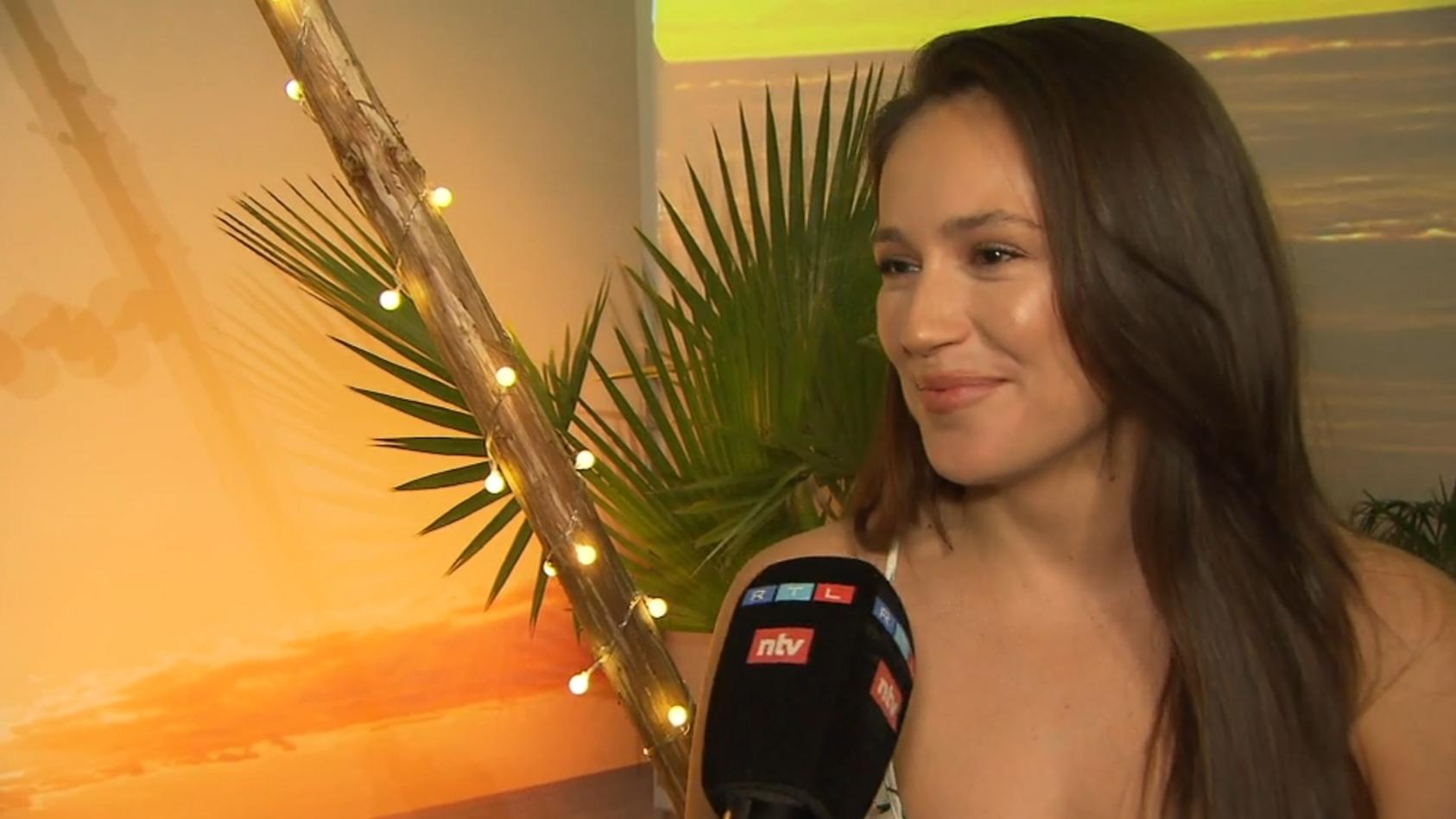 nackedei-jessica-mbarek-fans-feiern-hullenlos-foto-und-was-sagt-elyas