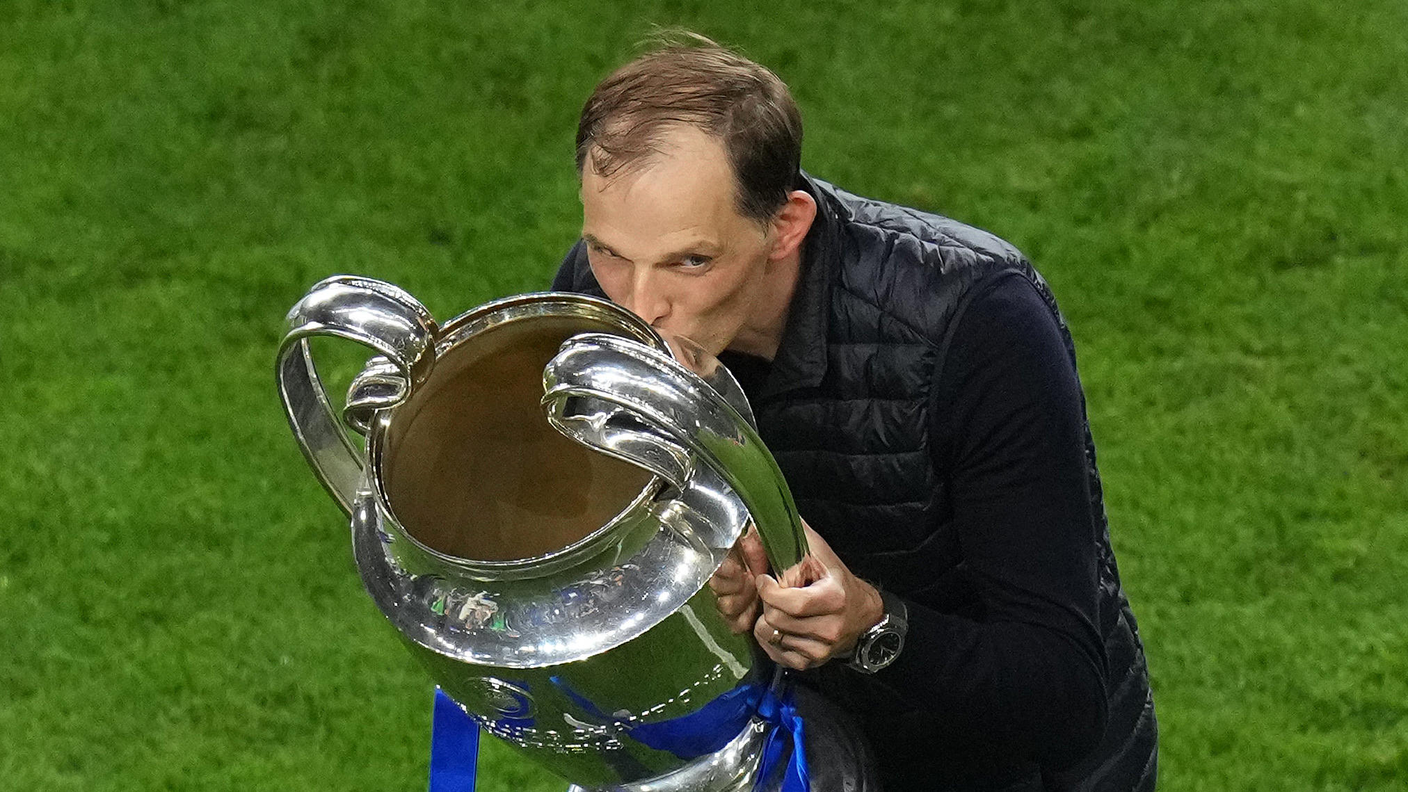 ARCHIV - 29.05.2021, Portugal, Porto: Chelsea Trainer Thomas Tuchel küsst den Pokal nach dem Finale der UEFA Champions League gegen Manchester City. Der deutsche Fußballmeister Bayern München trennt sich laut der «Bild»-Zeitung mit sofortiger Wirkung
