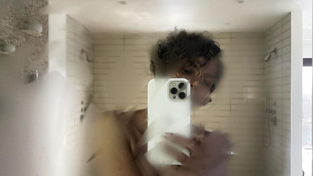 Erkannt? - Hollywood-Star nimmt uns mit unter die Dusche