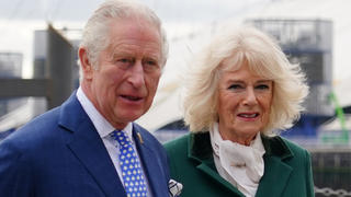 ARCHIV - 03.02.2022, Großbritannien, London: Charles (l-r), damaliger Prinz von Wales und Gründer und Präsident der Stiftung «The Prince's Foundation», und seine Frau Camilla treffen zu einem Besuch in der Trinity Buoy Wharf der Stiftung ein. (zu dpa «Vom Brandenburger Tor ins Ökodorf: Charles und Camilla in Deutschland») Foto: Dominic Lipinski/PA Wire/dpa +++ dpa-Bildfunk +++