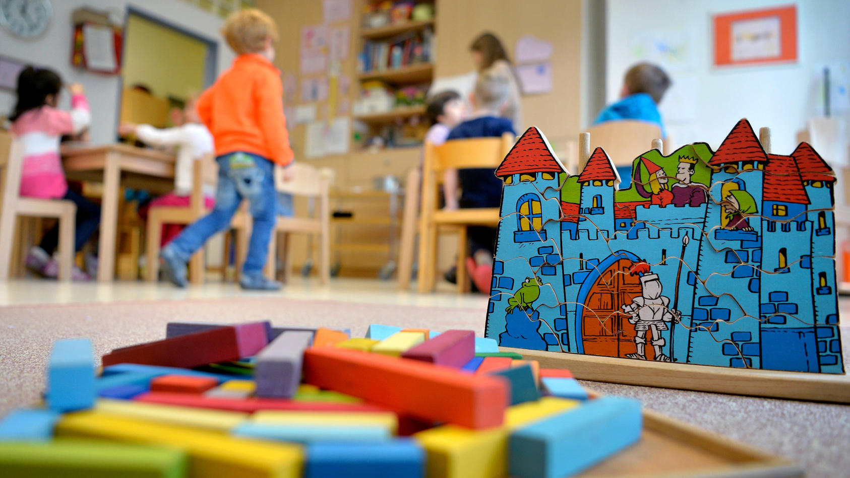 Eltern mit einem Kind zahlen mehr Kita-Gebühren für ihren Nachwuchs als Familien mit mehreren Kindern.