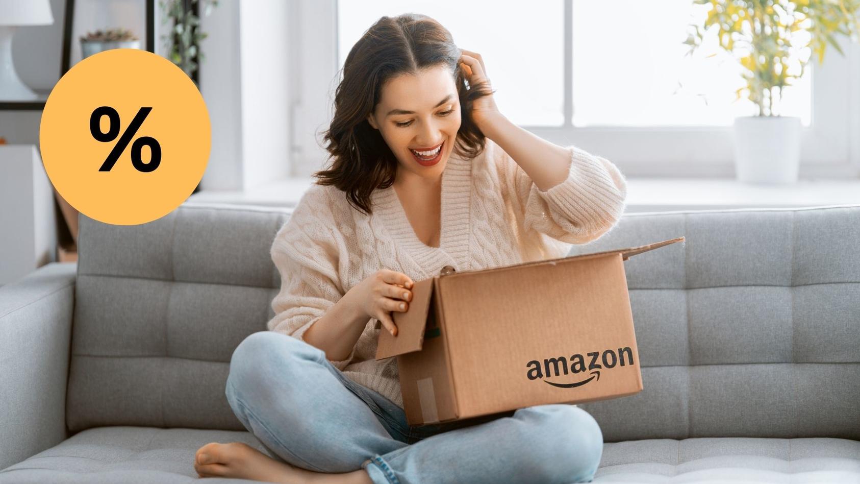 Frau öffnet Amazon-Paket.