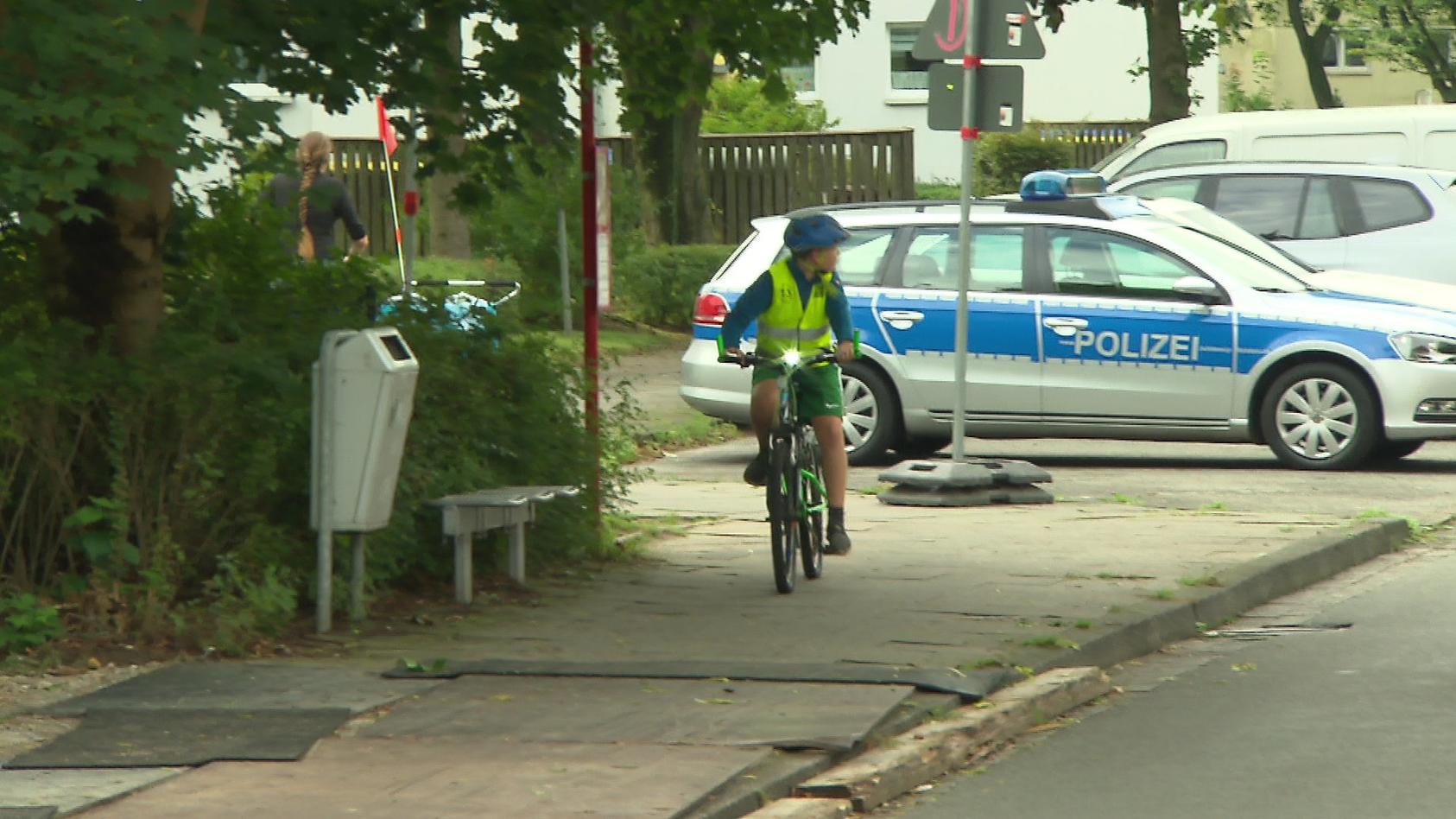 ein-grundschuler-absolviert-die-fahrradprufung-in-bad-segeberg-in-der-nahe-von-hamburg-2019