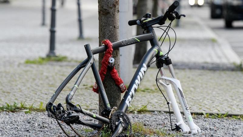 ein-fahrrad-mit-gestohlenem-reifen-und-sattel-foto-jens-kalaenedpa-zentralbilddpasymbolbild