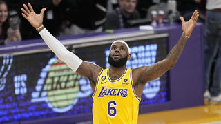 ARCHIV - 07.02.2023, USA, Los Angeles: Basketball: NBA, Hauptrunde, Los Angeles Lakers - Oklahoma City Thunder. LeBron James, Stürmer der Los Angeles Lakers, jubelt nach seinem Treffer, mit dem er den Punkterekord in der NBA gebrochen hat. (zu dpa: «Basketball-Star James soll noch während der Saison zurückkehren») Foto: Mark J. Terrill/AP/dpa +++ dpa-Bildfunk +++