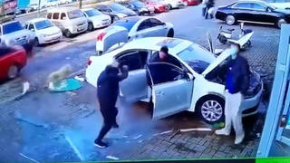 horror-unfall-seil-reisst-bei-bungee-sprung-tourist-klatscht-aufs-wasser
