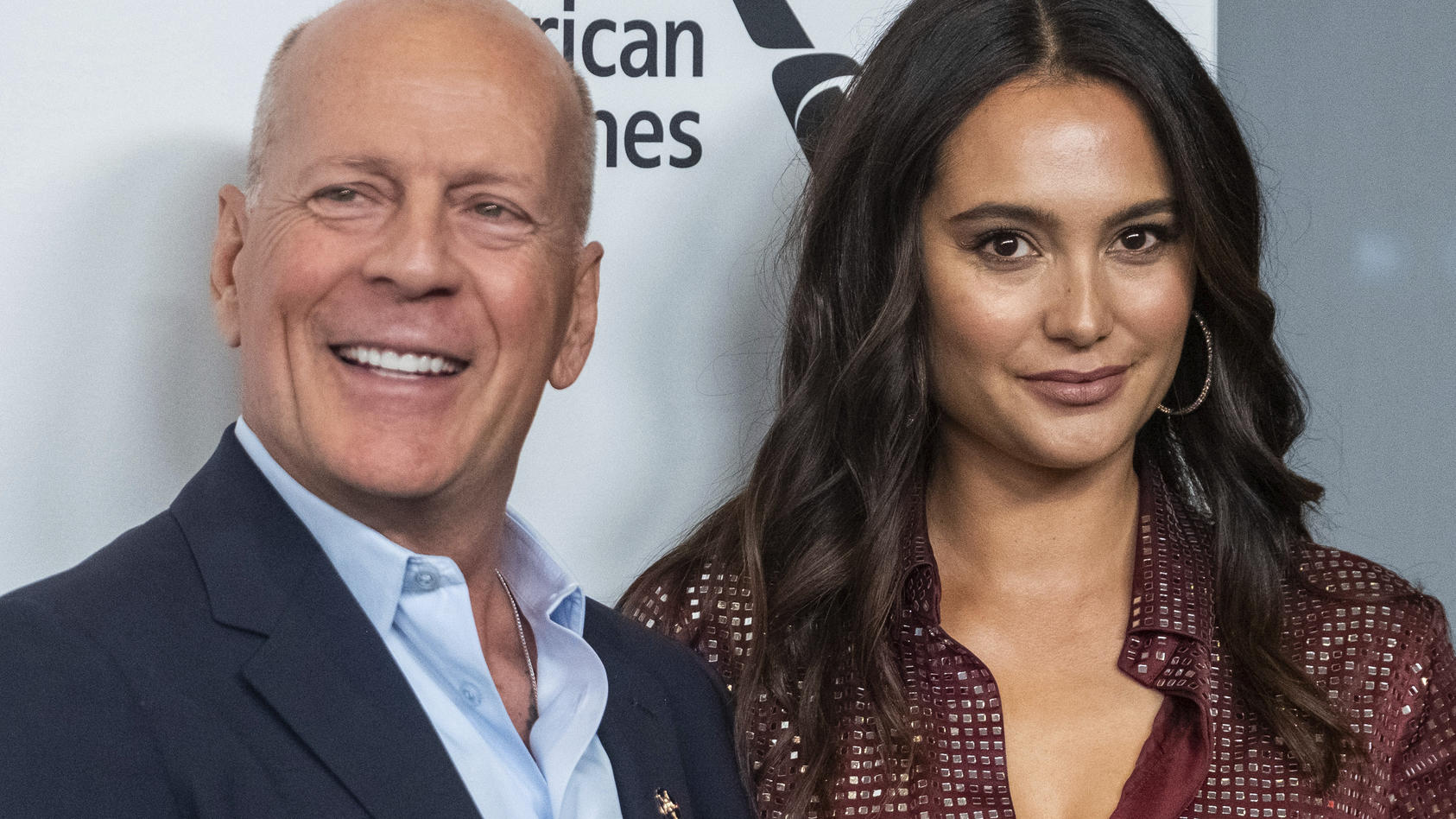bruce-willis-frau-emma-heming-willis-hat-bei-instagram-offen-uber-seine-demenz-gesprochen-und-wie-sehr-die-diagnose-auch-ihr-leben-verandert-hat