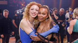 Model Anna Ermakova mit ihrer Mutter Angela Ermakova bei der 16. Staffel der RTL-Tanzshow 'Let's Dance' im MMC Coloneum. Köln, 24.03.2023