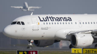 28.02.2023, Hessen, Frankfurt/Main: Eine Passagiermaschine der Lufthansa rollt auf dem Flughafen Frankfurt zu ihrer Startposition. Die Lufthansa stellt am 03.03. ihre Geschäftszahlen für das Jahr 2022 vor. Foto: Boris Roessler/dpa +++ dpa-Bildfunk +++
