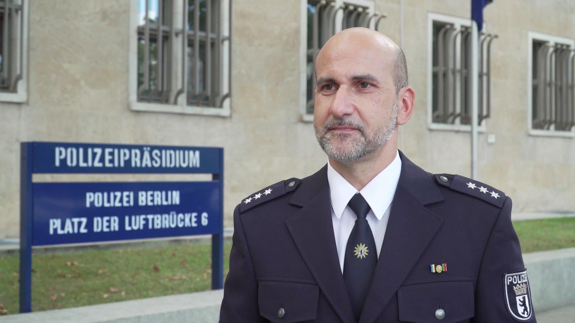 Pressesprecher Martin Halweg von der Berliner Polizei gibt ein Interview
