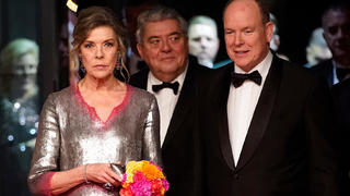 25.03.2023, Monaco: Prinzessin Caroline von Hannover und Fürst Albert II. von Monaco kommen zum «Bal de la Rose» (Rosenball) in Monaco. Die Wohltätigkeitsveranstaltung findet jährlich im Fürstentum statt. (Wiederholung mit verändertem Bildausschnitt) Foto: Daniel Cole/AP Pool/dpa +++ dpa-Bildfunk +++