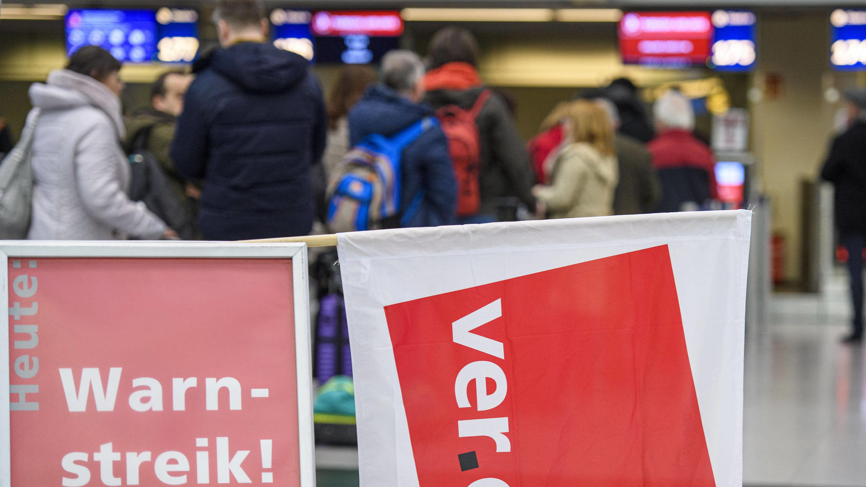 sowohl-im-bahnverkehr-als-auch-am-frankfurter-flughafen-geht-am-montag-nichts-mehr-grund-dafur-ist-der-warnstreik-von-evg-und-verdi