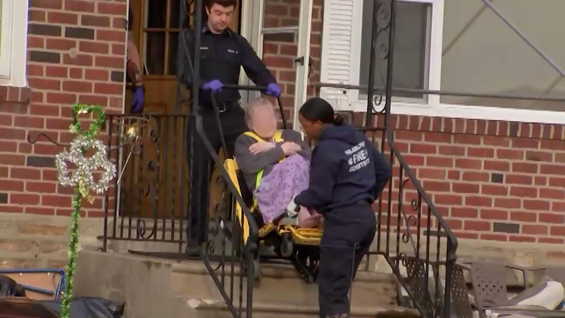 Im Haus der Horror-Eltern fand die Polizei eine Frau im Rollstuhl. Sie ist nach Angaben der Beamten die Großmutter der Kinder.