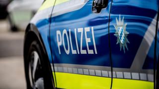 Bamberg, Deutschland 03. Dezember 2022: Themenbilder - Symbolbilder - Polizei Blaulicht - 2022 Ein Einsatzfahrzeug der Polizei, Streifenwagen mit Blaulicht in Bamberg Bayern.