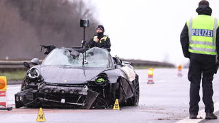 26.03.2023, Nordrhein-Westfalen, Emmerich: Polizisten untersuchen mit einem 3D-Scanner neben einem demolierten Porsche einen Unfallort auf der A3 bei Emmerich. Vier Menschen sind bei kurz aufeinander folgenden Unfällen auf der A3 bei Emmerich am Niederrhein ums Leben gekommen - darunter auch ein Ersthelfer. Rettungshubschrauber, Notärzte und Krankenwagen waren den Angaben zufolge im Einsatz. Der Autobahnabschnitt Richtung Köln wurde voll gesperrt. Drei an den Unfällen beteiligte Fahrzeuge hatten niederländische Zulassungen. Foto: David Young/dpa +++ dpa-Bildfunk +++
