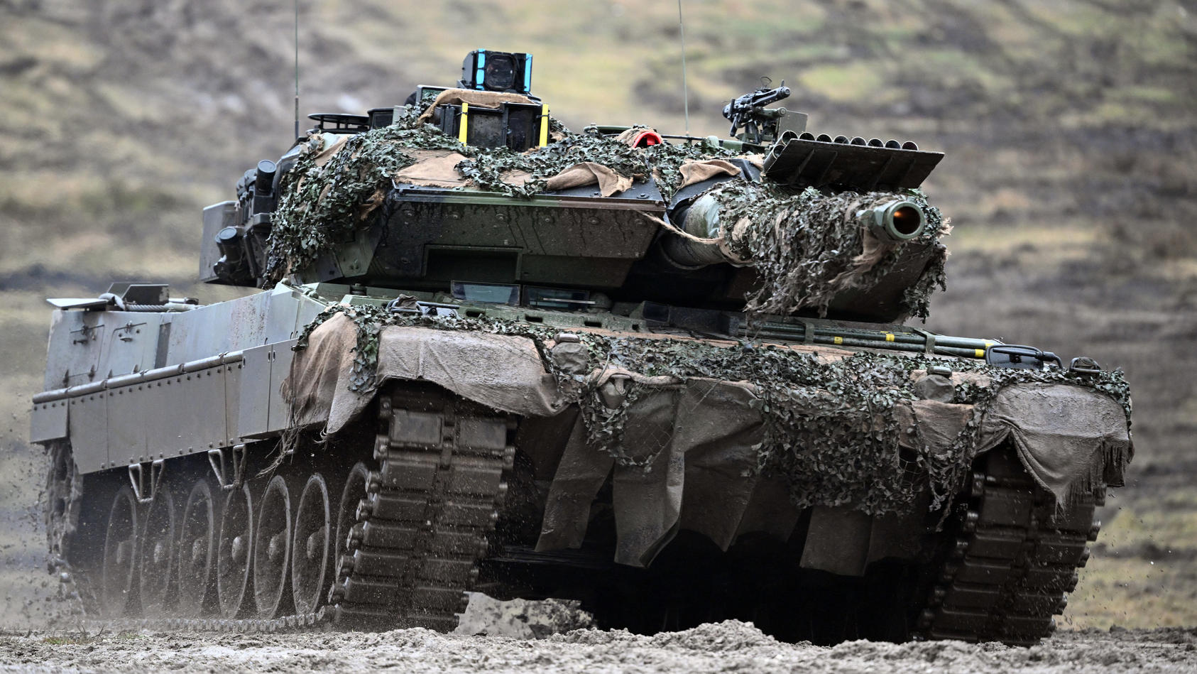 ARCHIV - 01.02.2023, Nordrhein-Westfalen, Augustdorf: Ein Leopard 2A6 des Panzerbataillon 203 der Bundeswehr fahren über den Truppenübungsplatz Senne. Die ukrainischen Streitkräfte haben aus Deutschland 18 moderne Kampfpanzer Leopard 2A6 für die Abwe