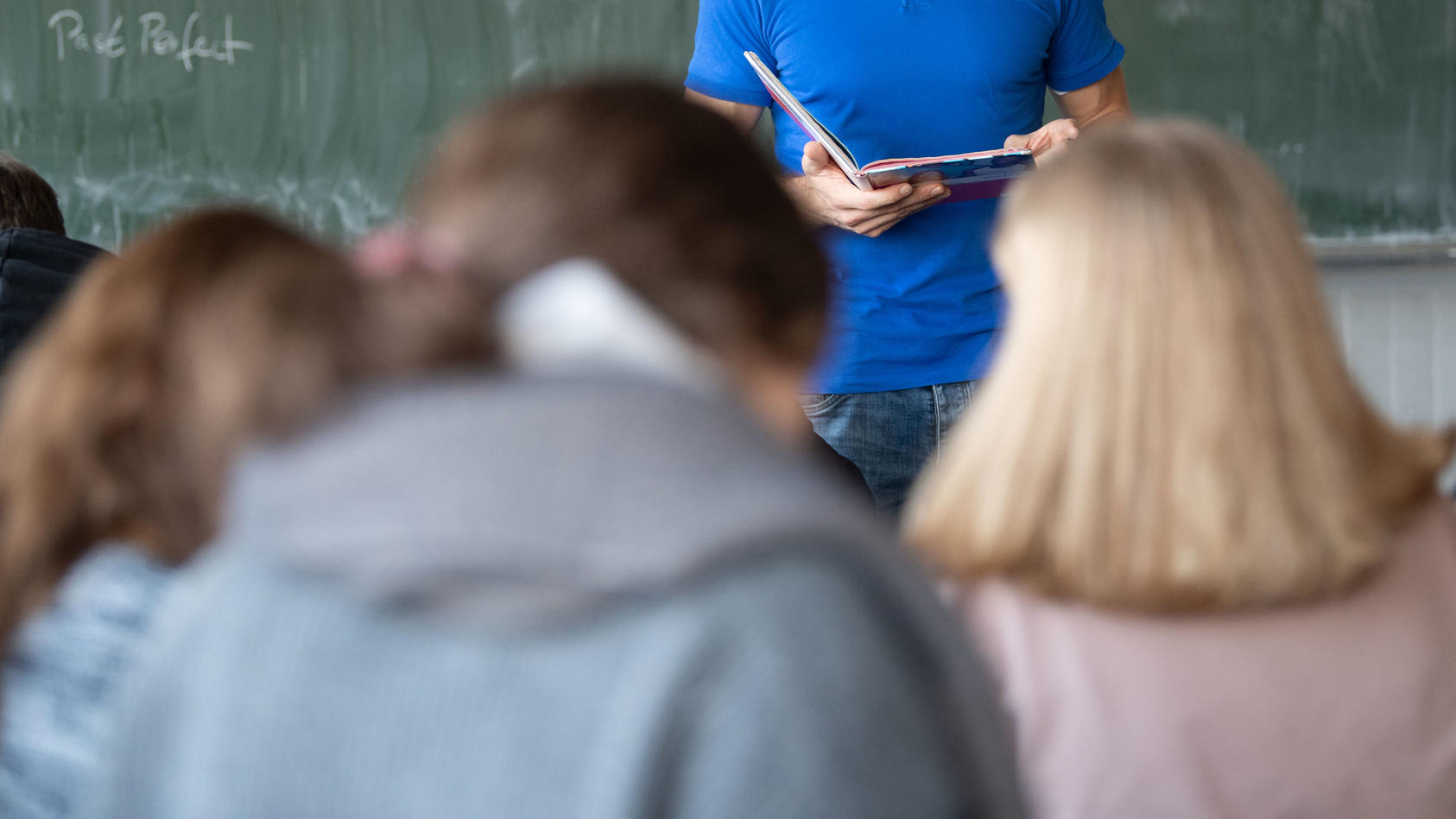 der-vater-zweier-gymnasiastinnen-hatte-vor-dem-berliner-verwaltungsgericht-einen-eileintrag-gegen-die-nutzung-genderneutraler-sprache-in-der-schule-eingereicht-den-hat-das-gericht-nun-zuruckgewiesen