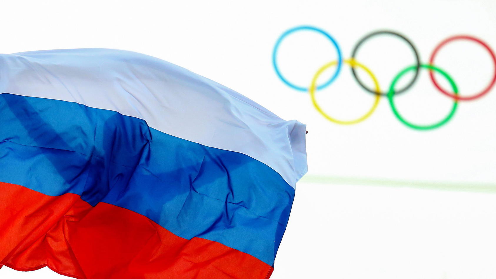 die-russische-flagge-vor-den-olympischen-ringen