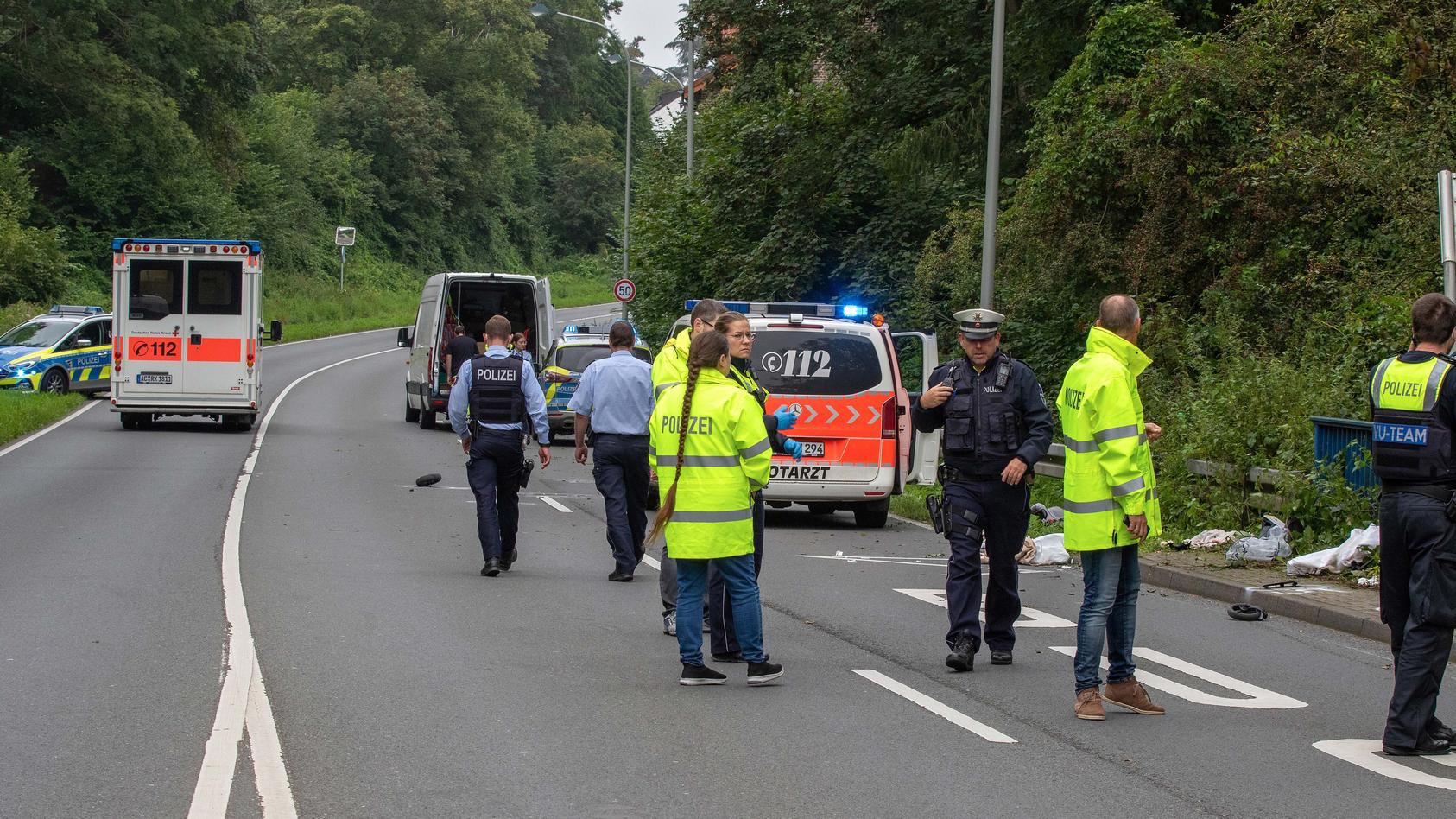 polizisten-am-unfallort-bei-wurselen-an-dem-ein-kleintransporter-eine-mutter-und-ihr-kind-an-einer-bushaltestelle-erfasst-und-todlich-verletzt-hatte