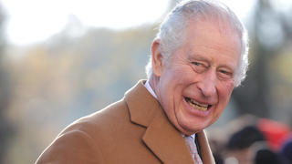 ARCHIV - 06.12.2022, Großbritannien, Luton: König Charles III. während eines Besuchs in Luton. Die britschen Royals haben in Deutschland viele Fans. Eine gehört nicht dazu: die britische Autorin Jacinta Nandi in Berlin. Sie findet die Monarchie teuer und unmenschlich. (zu dpa: ««Peinlich für England» - Britische Autorin vor Charles-Besuch genervt») Foto: Chris Jackson/PA Wire/dpa +++ dpa-Bildfunk +++