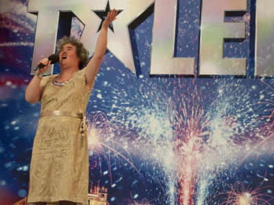 Die Schottin Susan Boyle bei ihrem Auftritt in der Nachwuchs-Show "Britain?s got Talent" (undatierte Aufnahme). Susan Boyle (48) muss an hemmungsloser Selbstüberschätzung leiden, war auf den ungläubigen Gesichtern im Saal abzulesen. Die Frau mit den 
