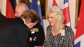 Defilee zum Staatsbankett auf Schloss Bellevue/ 290323*** BERLIN, GERMANY - MARCH 29: King Charles III, Camilla, Queen Consort and German President Frank-Walter Steinmeier greet Andreas Frege (Campino) during a state banquet defilee at Schloss Bellevue presidential palace on March 29, 2023 in Berlin, Germany. The King and The Queen Consort's first state visit to Germany is taking place in Berlin, Brandenburg and Hamburg from Wednesday, March 29th, to Friday, March 31st, 2023. The King and Queen Consort's state visit to France, which was scheduled for March 26th - 29th, has been postponed due to ongoing mass strikes and protests.  ***