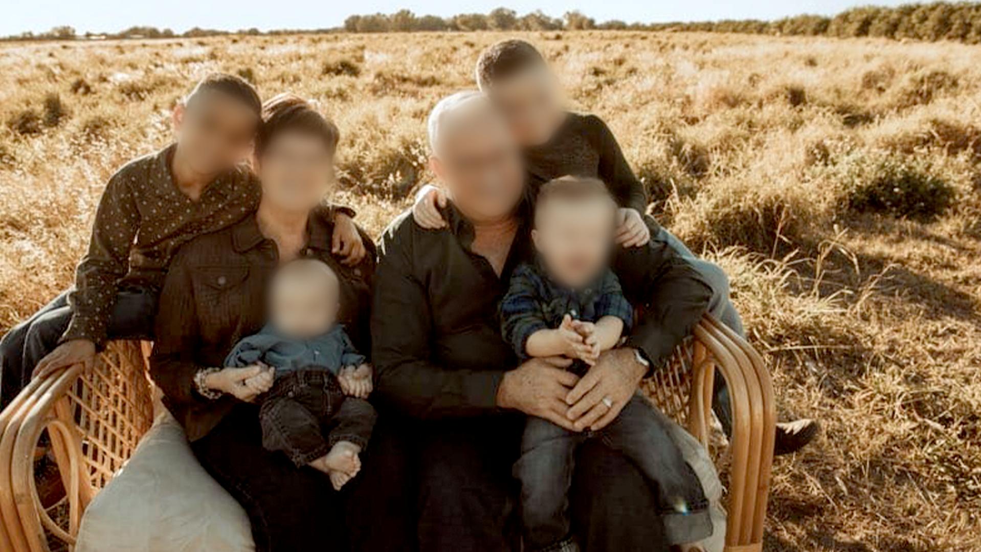 Oma Tracey glücklich mit ihren Enkelkinder.