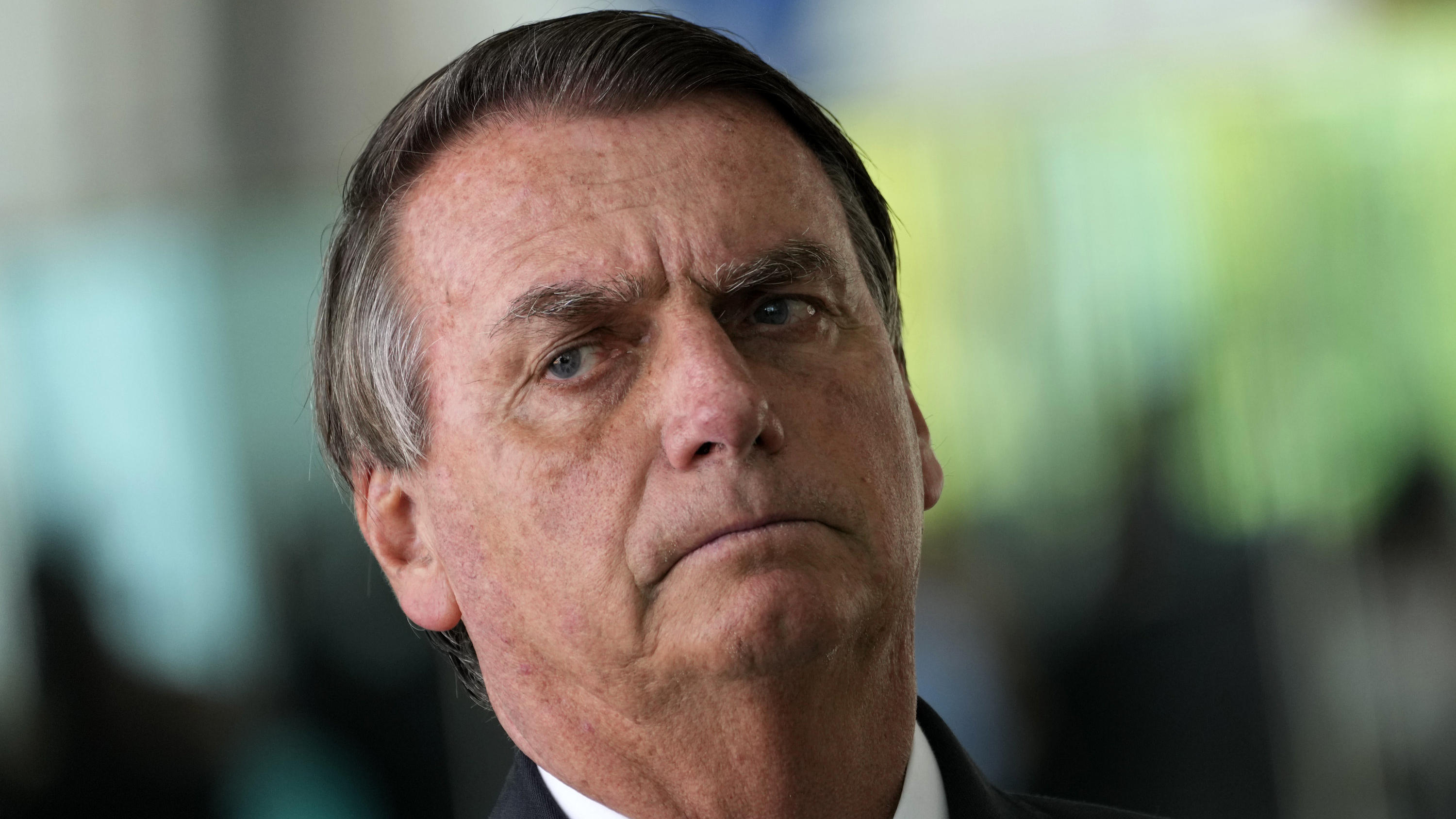 ARCHIV - 10.10.2022, Brasilien, Brasilia: Jair Bolsonaro, Präsident von Brasilien, gibt nach einem Treffen mit Bürgermeistern, die seine Kandidatur in der zweiten Runde der Präsidentschaftswahlen unterstützen eine Pressekonferenz im Alvorada-Palast. 