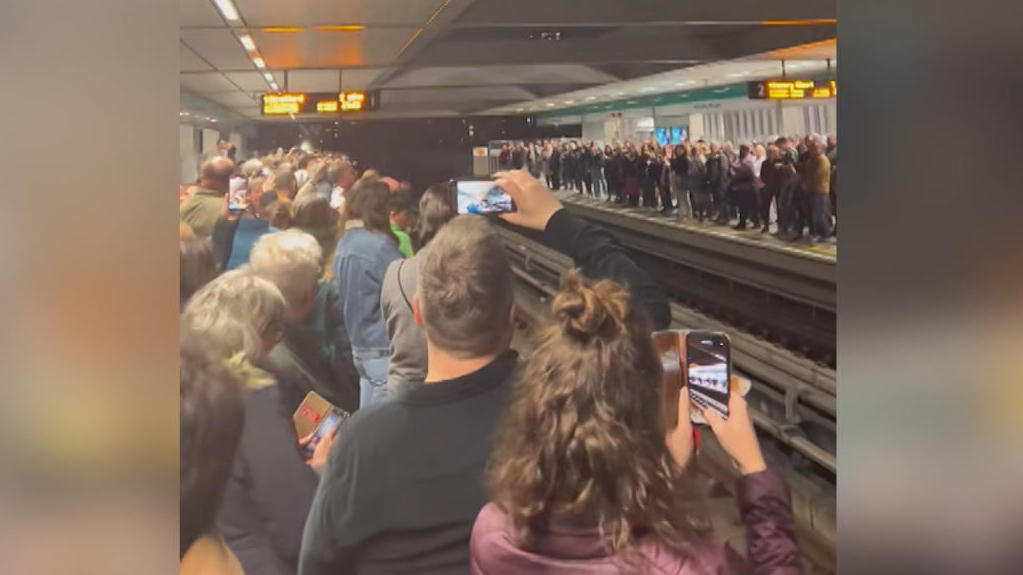 spontane-gesangseinlage-abba-fans-rocken-u-bahnstation