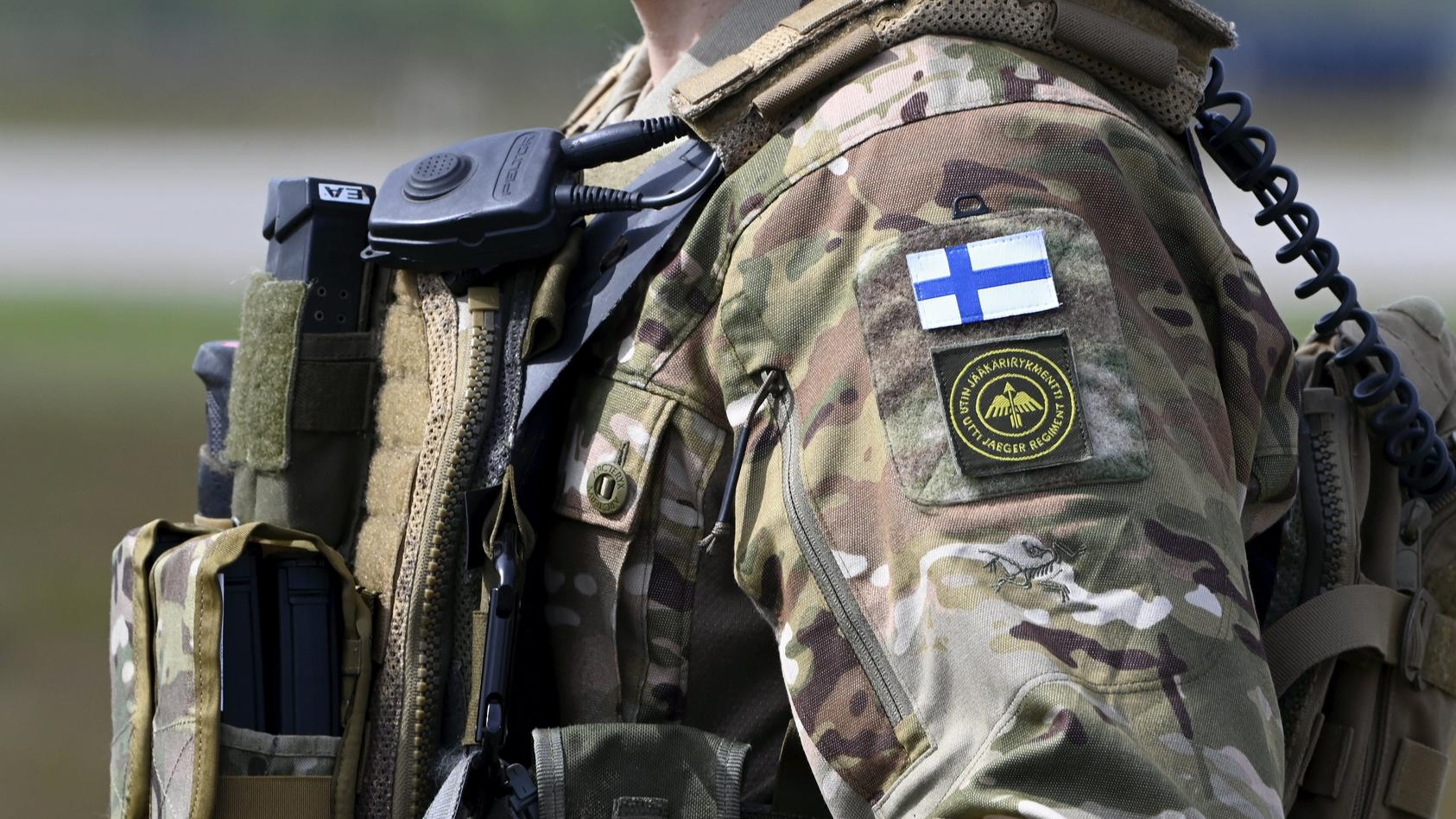 ein-soldat-der-finnischen-spezialeinheit-des-jaeger-regiments-bei-einer-ubung
