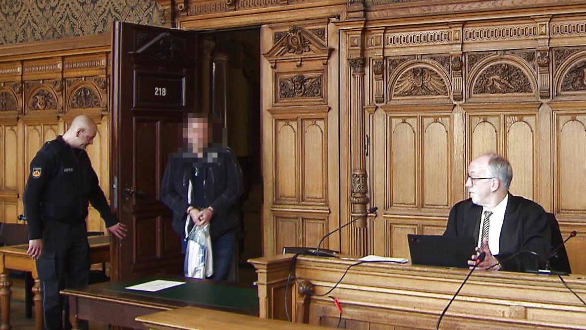 der-angeklagte-walter-b-betritt-den-gerichtssaal-mit-einer-tasche-voller-unterlagen