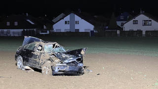 Tödlicher Verkehrsunfall in Biberach/ Bad Wimpfen (Kreis Heilbronn): Zerstörtes BMW-Wrack steht auf Ackerfeld