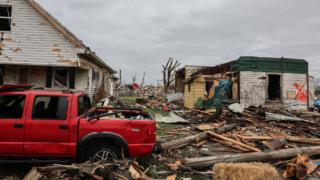 Sullivan (Indiana, USA) - Ein Wohngebiet liegt nach einem Tornado in Trümmern