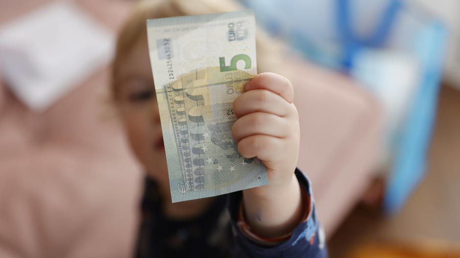 Kindergeld Auszahlung März 2024 Die Termine nach Endziffer im Überblick