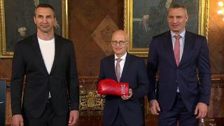 Die Klitschkos zu Besuch bei Hamburgs Erstem Bürgermeister Peter Tschentscher. Als Geschenk gab's einen roten Boxhandschuh mit Einladung nach Kiew.